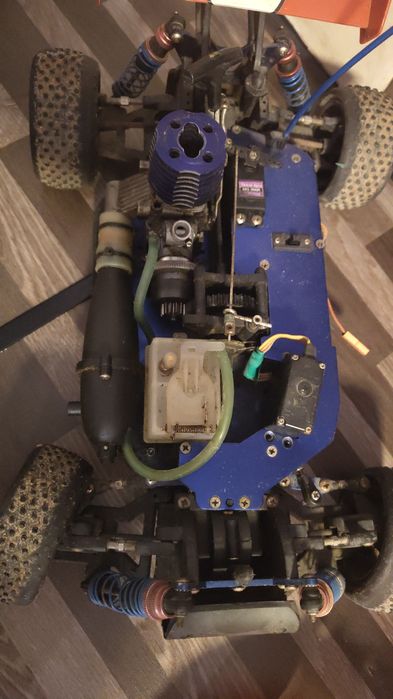 Carro telecomandado a gasolina