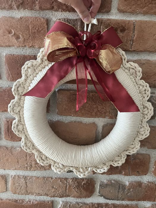 Wianek swiateczny wykonany na szydelku