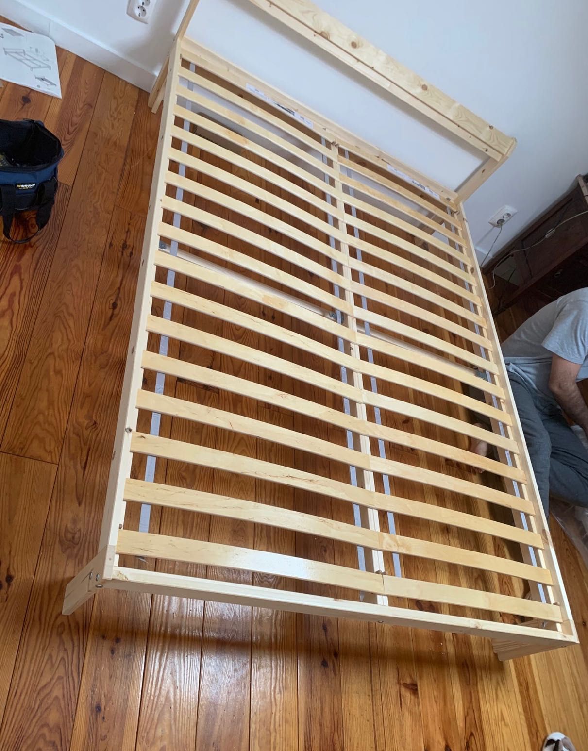 Estrutura de cama com ripa e colchão