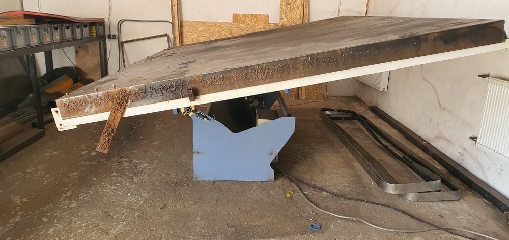 Stol spawalniczy z ruchomym blatem