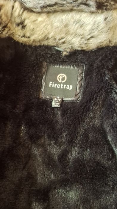 Куртка утеплена з капішоном.