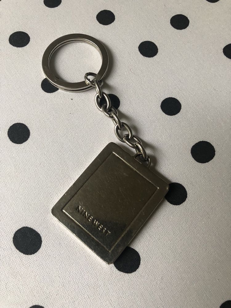 Nine West breloczek Metalowy logowany brelok zawieszka  srebrny