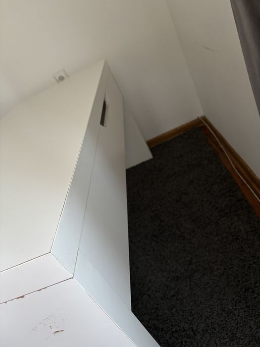 Biurko Ikea Malm z wysuwanym panelem