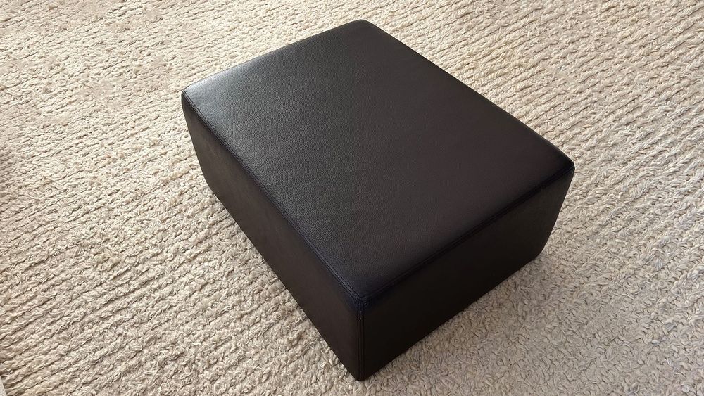 Puff grande em pele sintética