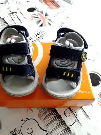 Sandálias de bebé tamanho 19
