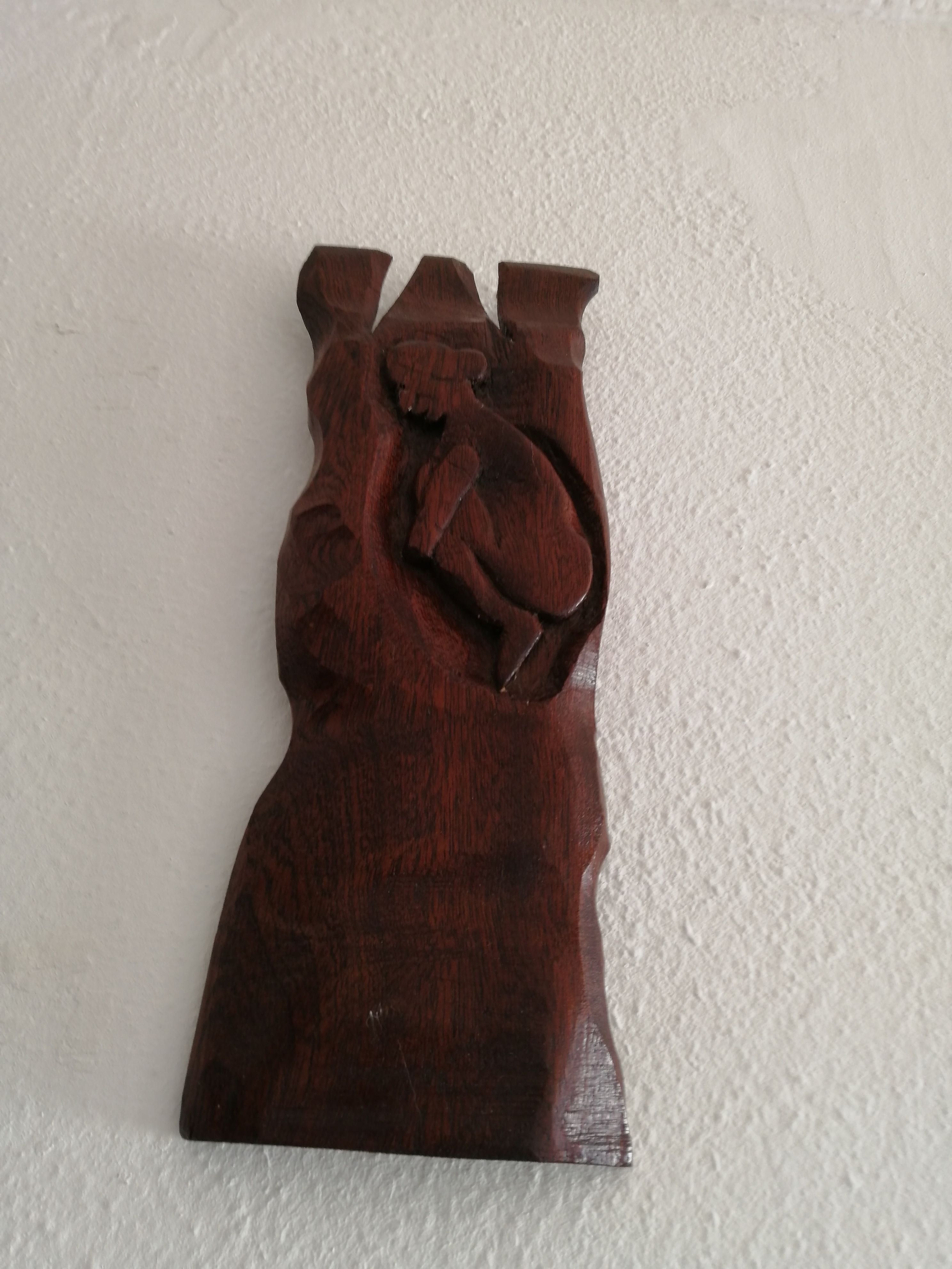 escultura em madeira de mogno