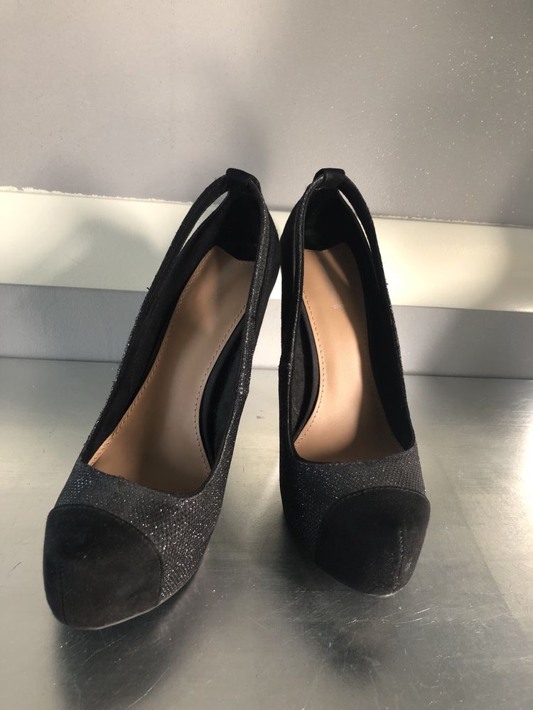 Buty, szpilki na koturnie Bershka rozm. 37 czarno srebrne