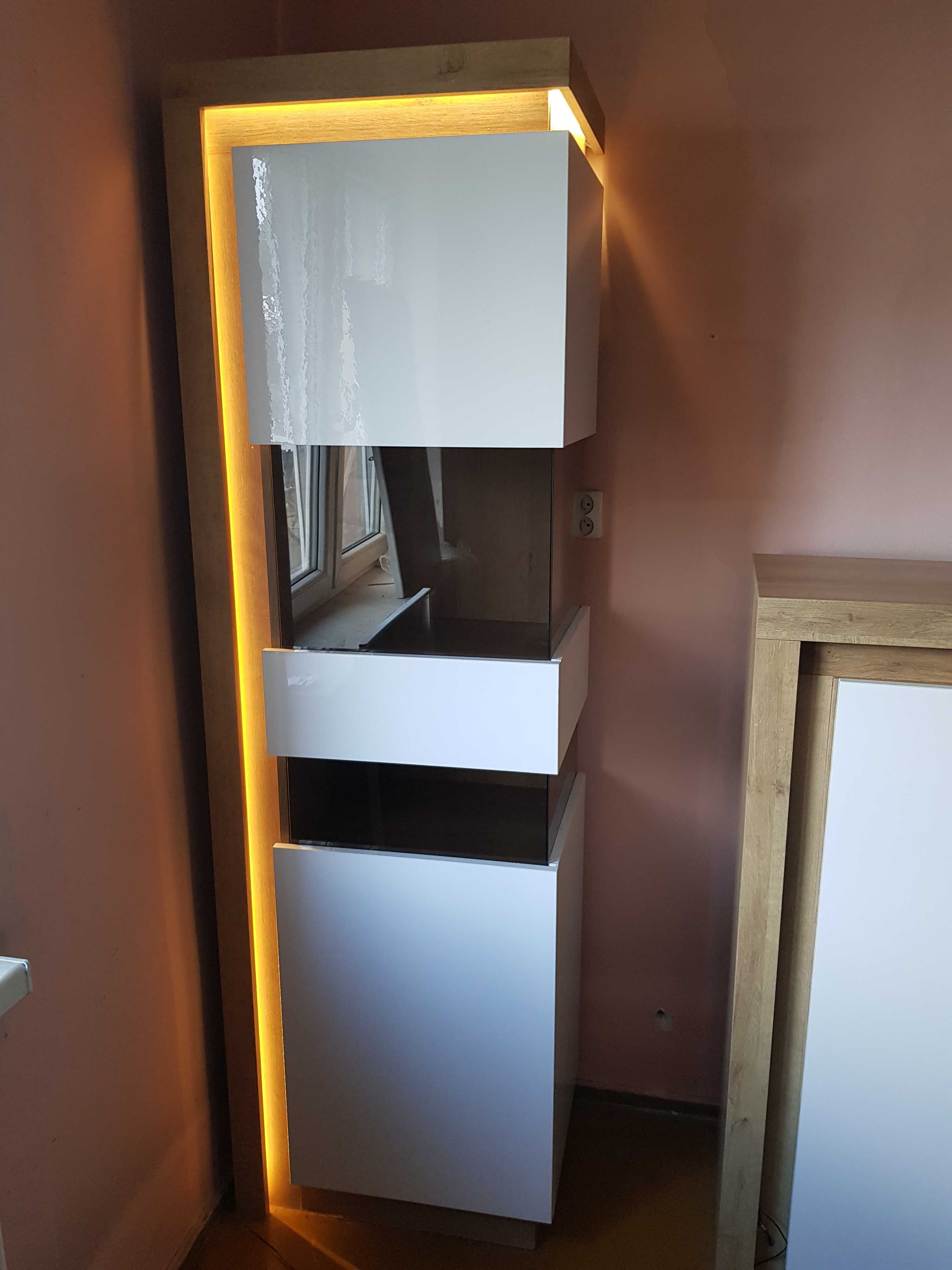 Meble LYON - przeszklone witryny z oświetleniem LED