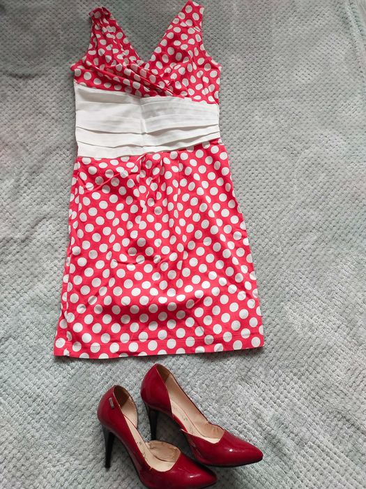 Czerwona sukienka w białe kropki i białą zakładką na wesele komunie