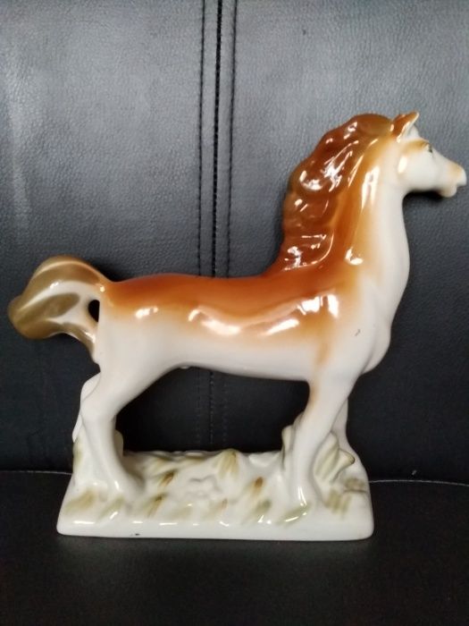 Фарфоровая статуетка лошадь