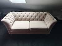 Sofa w stylu glamour/chesterfield.