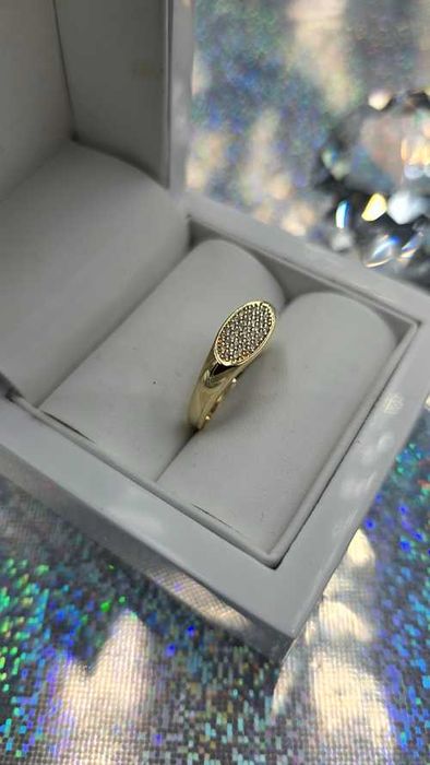 585 Piękny złoty pierścionek w formie sygnetu z cyrkoniami