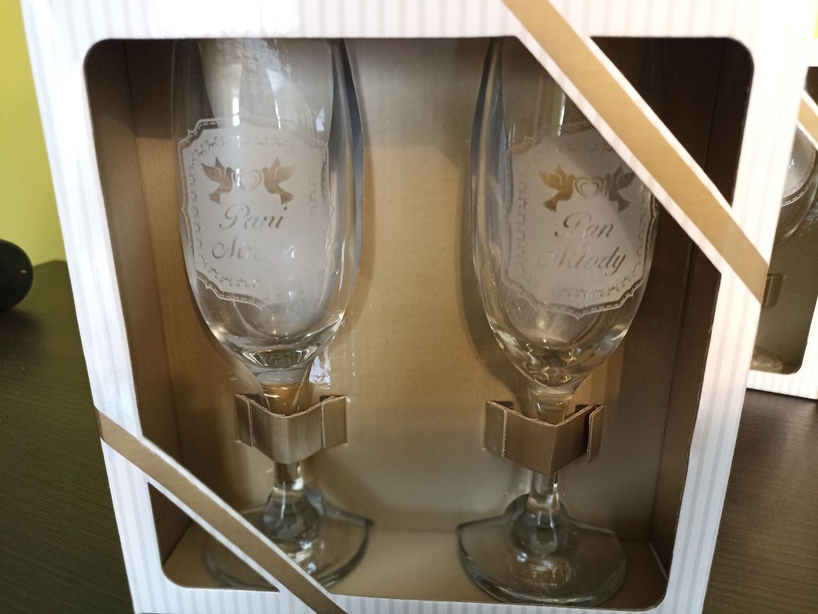 Kieliszki na toast dla pary młodej