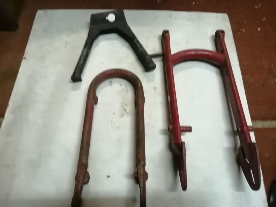 Duas escórias um descanso e pescoço alto da florete