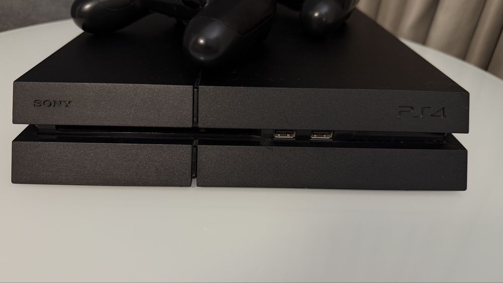 Sony PlayStation 4 + 2 джойстика + Fifa 21