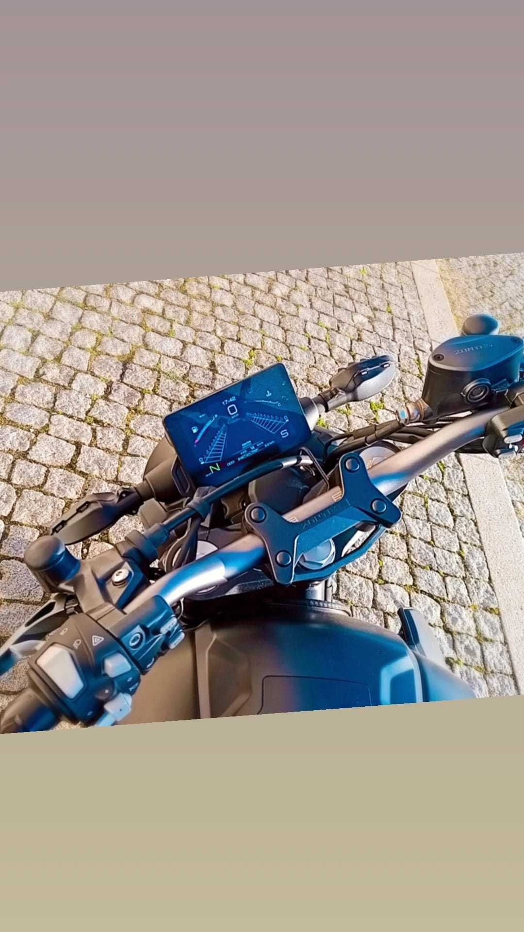 Moto Impecável como nova. Pouco uso por falta de tempo