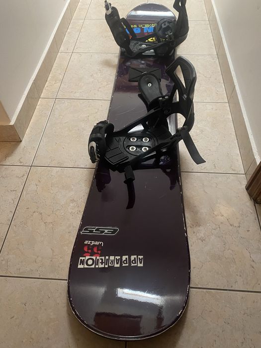 Prancha de snowboard com fixadores