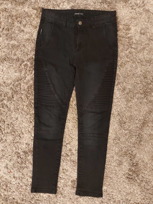 Czarne spodnie rurki jeansowe Reserved rozm. S