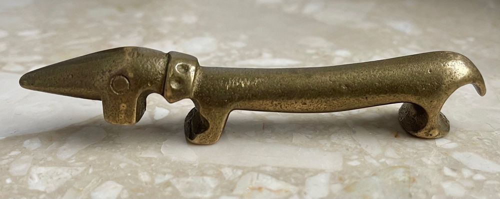 stara figurka mosiężna jamnik