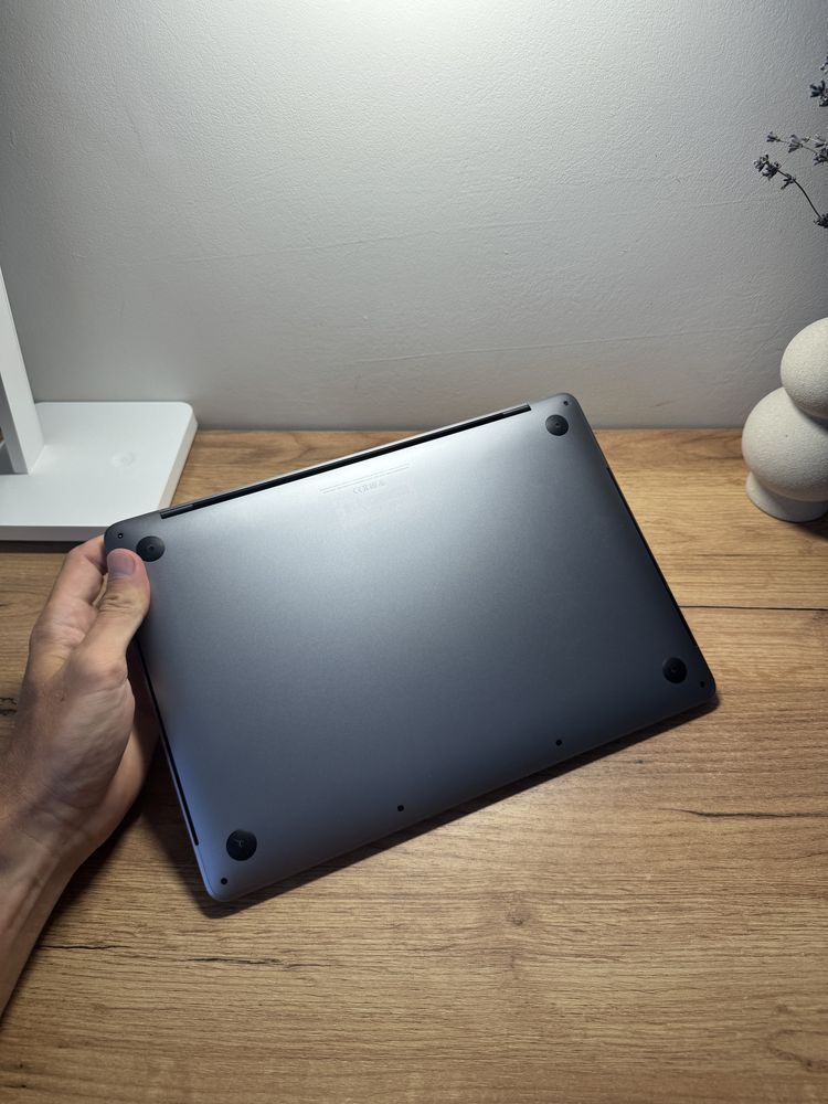 MacBook Pro 13’ 2020 Intel i5 16GB 512GB Space 83%