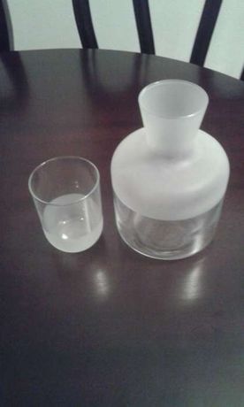 Garrafa de água com copo para mesa de cabeceira