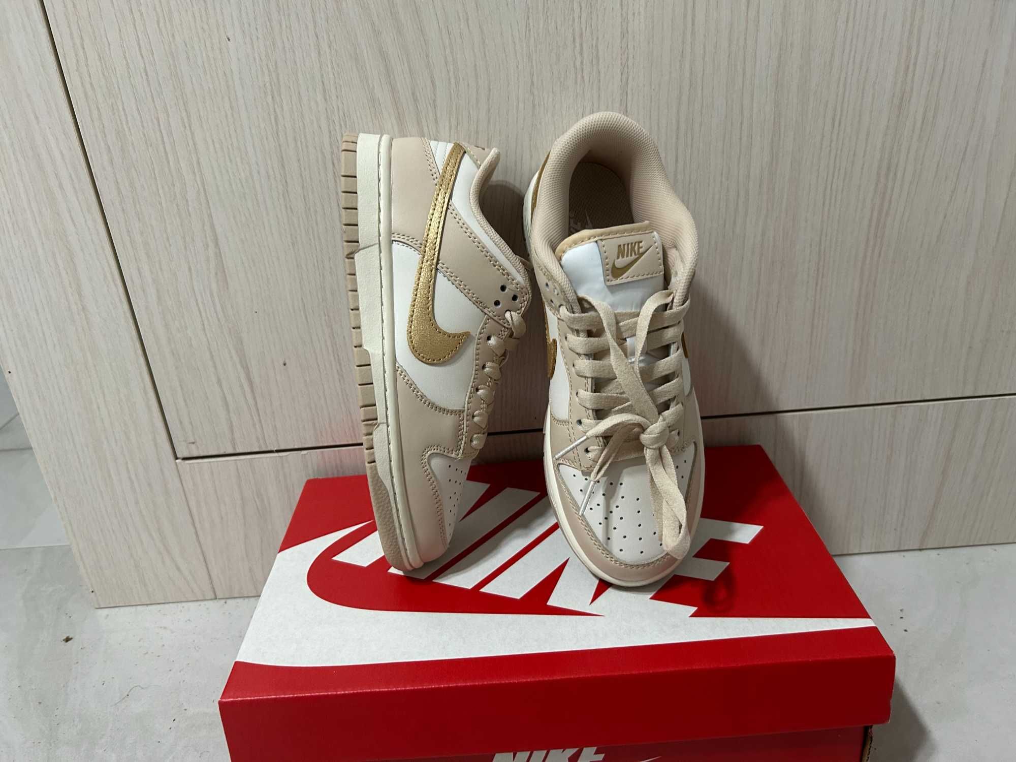 Duunk Low Gold Swoosh 40