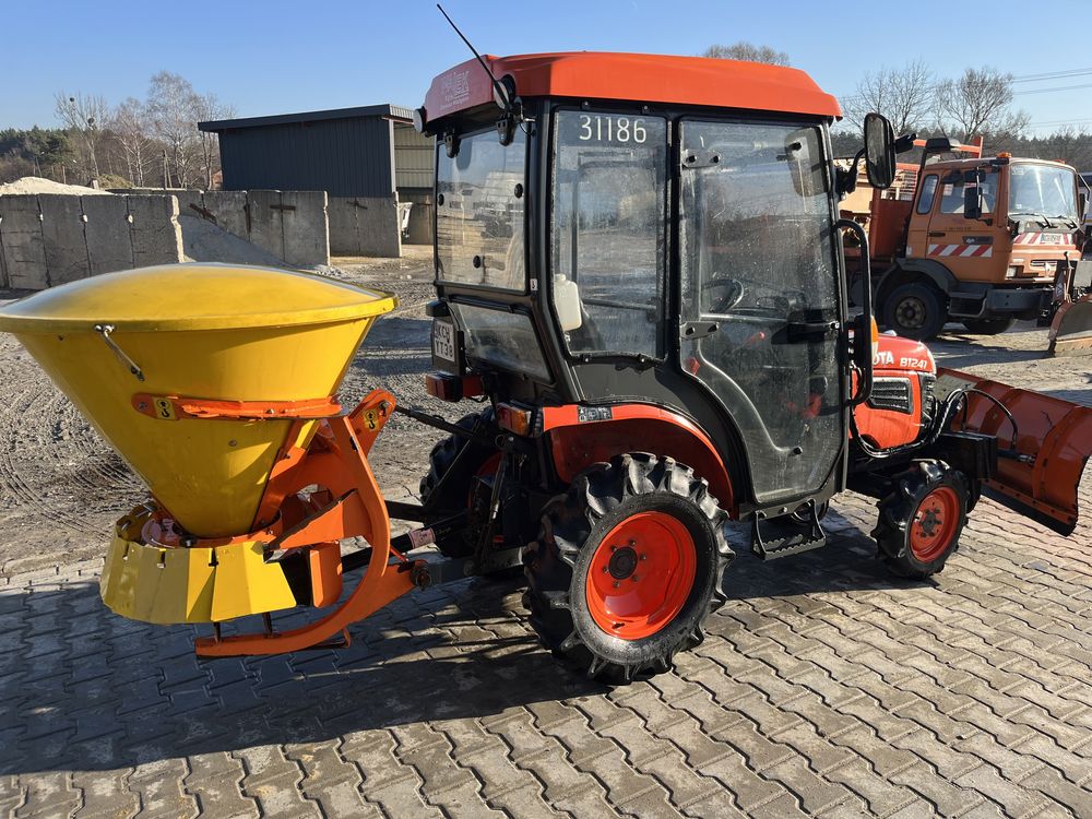 Traktorek ciągnik komunalny kubota b1241 pług piaskarka