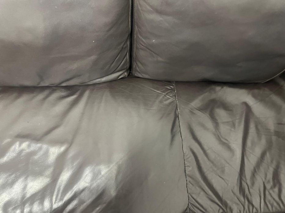 Sofá Chaise Long Eritz em Pele Preta – Confortável e em Bom Estado