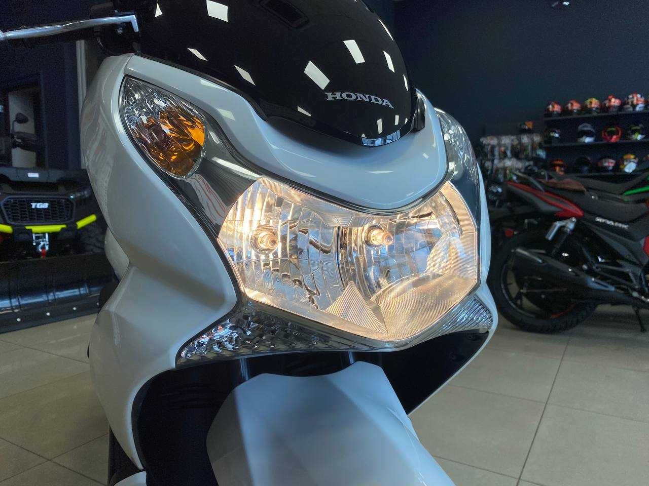 Купити максі скутер Honda PCX 150 KF12 в Арт Мото Суми, з документами