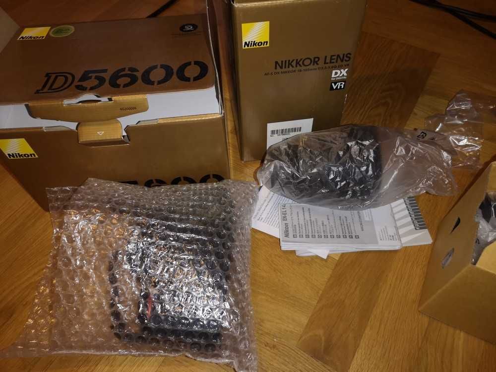 Aparat Nikon D5600 + obiektyw 18-105 + dodatki (ilość migawek 386)