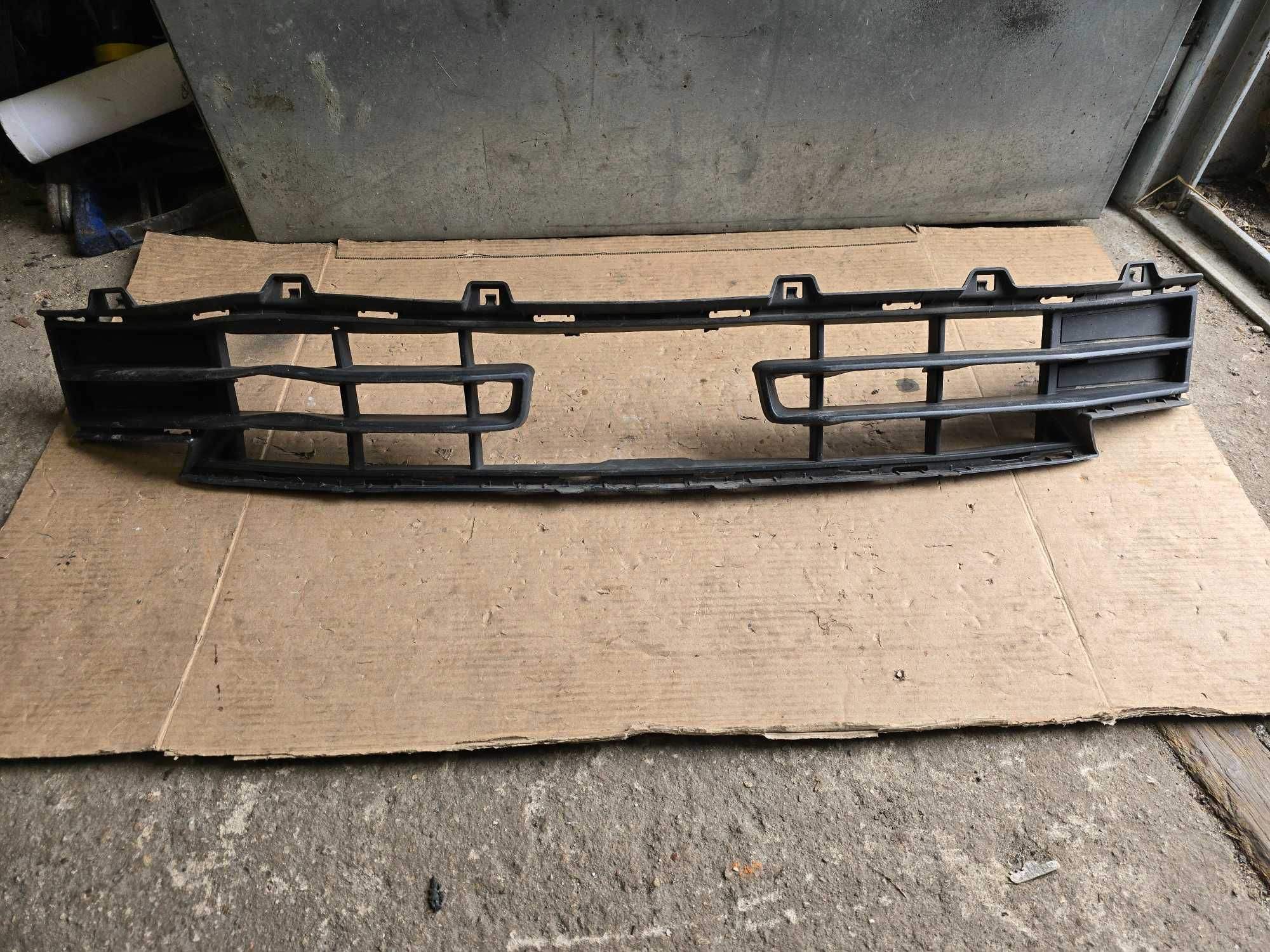 kratka środkowa zderzaka przód BMW 1 F40