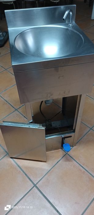 Lavatório, pia com pedal em inox.