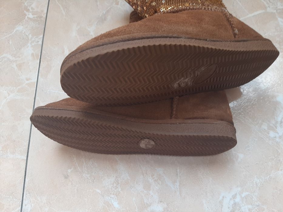 Продам женские угги , зимнии сапоги валенки хорошее состояние, 38р.