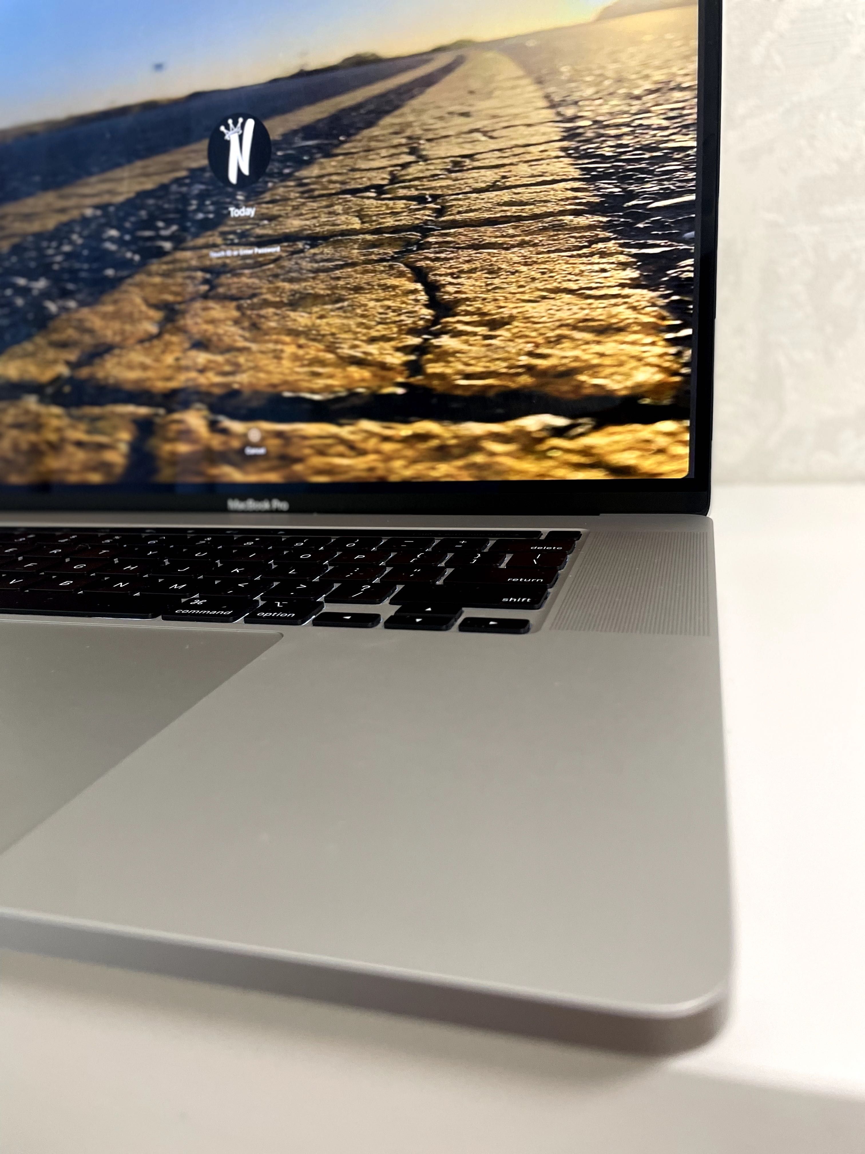 MacBookPro 2019 16" 2.6 GHz 6 Core Intel Core i7 Silver 512