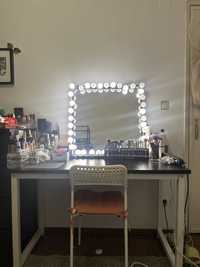 Mesa cadeira e espelho com luzes