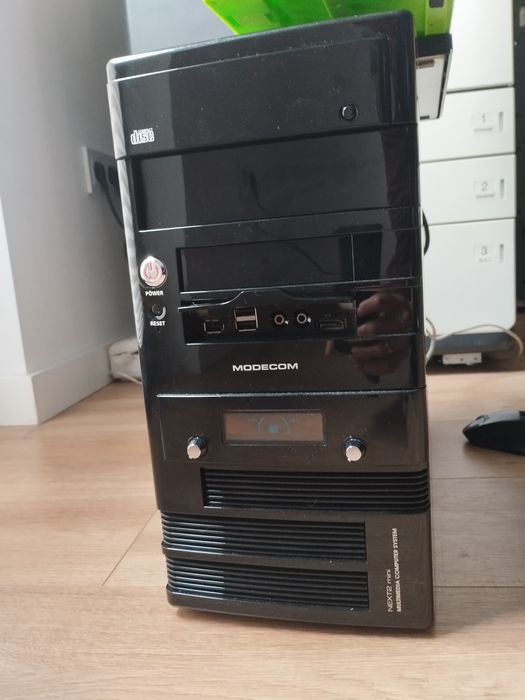 Komputer z monitorem 16gb ram, karta 2gb, dysk ssd 1,13gb, 8 rdzeni