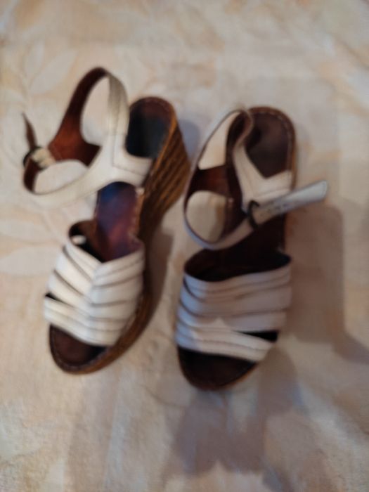 Продам недорого женские босоножки