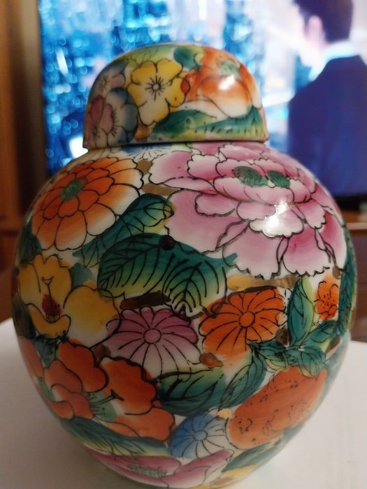 Pote chinês vintage com pormenores em dourado