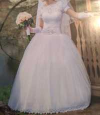 Весільна сукня,в комплекті фата і рукавички