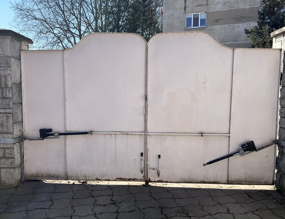 Металеві ворота із каліткою