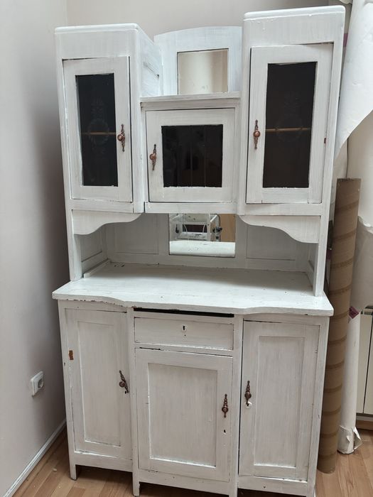 Шафа старовинна в ідальню