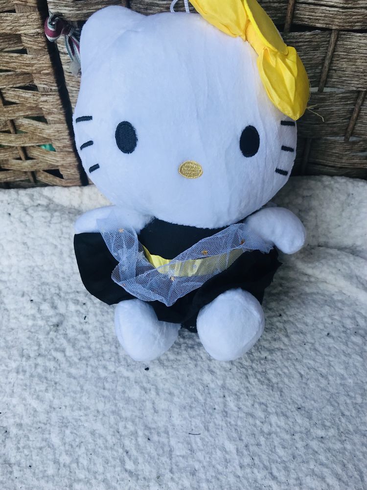 Urocza maskotka pluszak  hello kitty