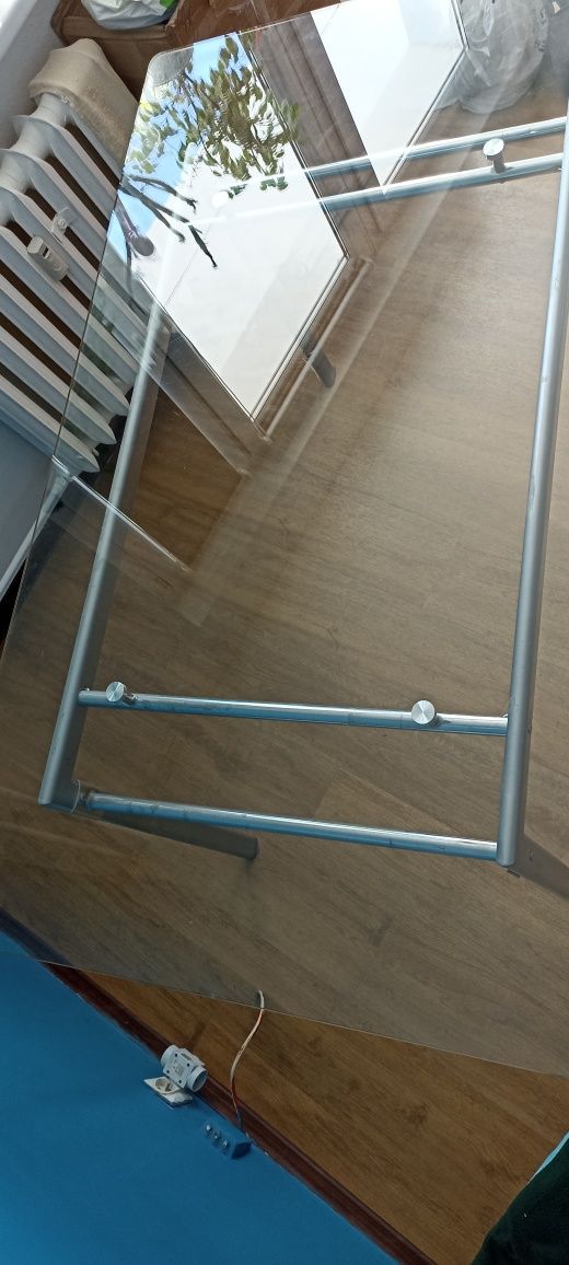 Szklany stół, matowo-szare nogi