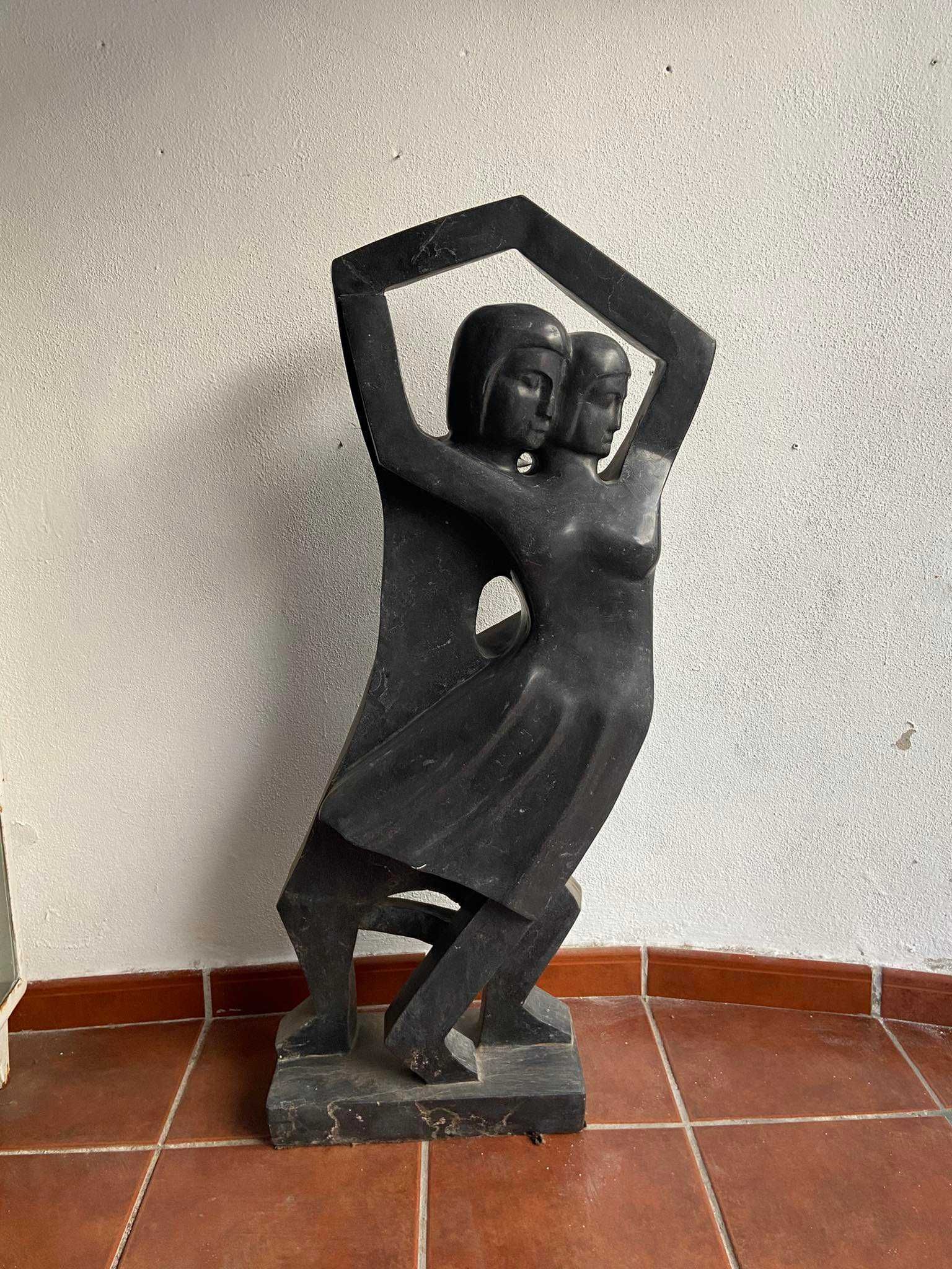 Escultura Arte Deco em marmore negro de casal dançando