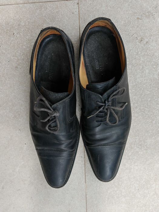 Sapatos clássicos Valentino Garavani em couro (tamanho 44)