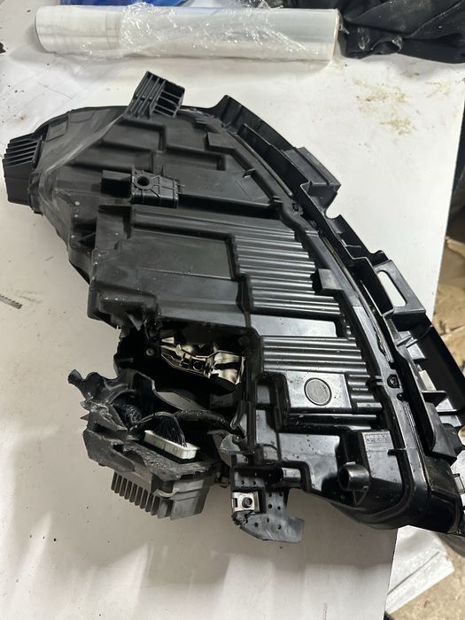 Фара права tesla model 3 highland