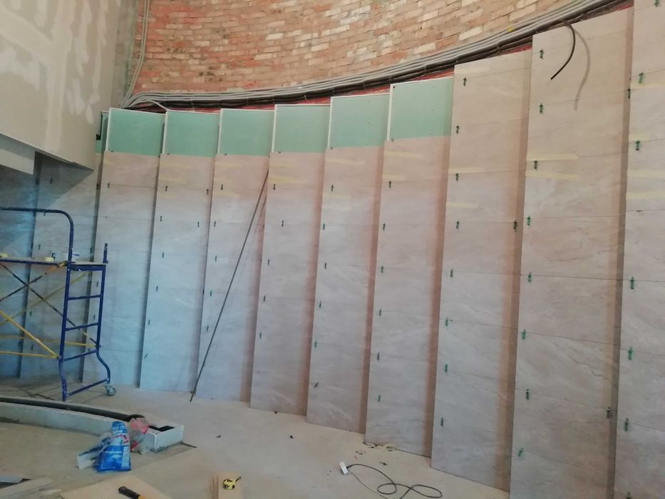 Укладка плитки (кафеля) керамогранита .Плиточник .