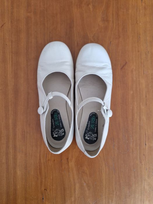 Sapatos de menina de cor bege.