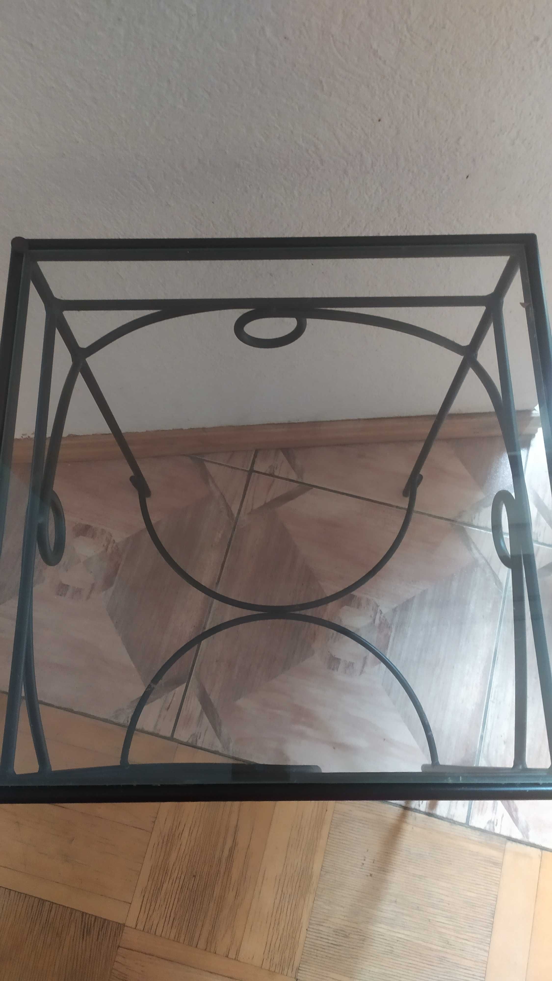 Stolik designerski metalowo-szklany, blat ma 44 cmx44 cm ze szkła