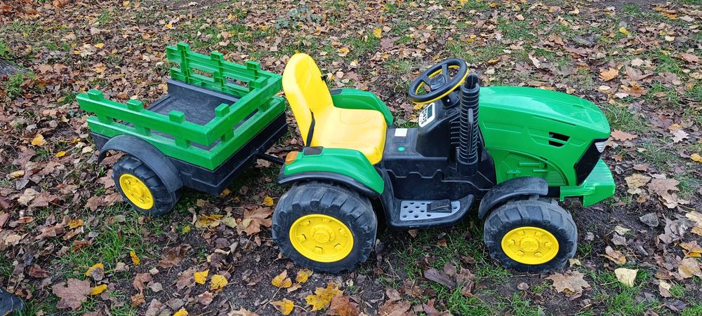 Traktor John Deere na akumulator